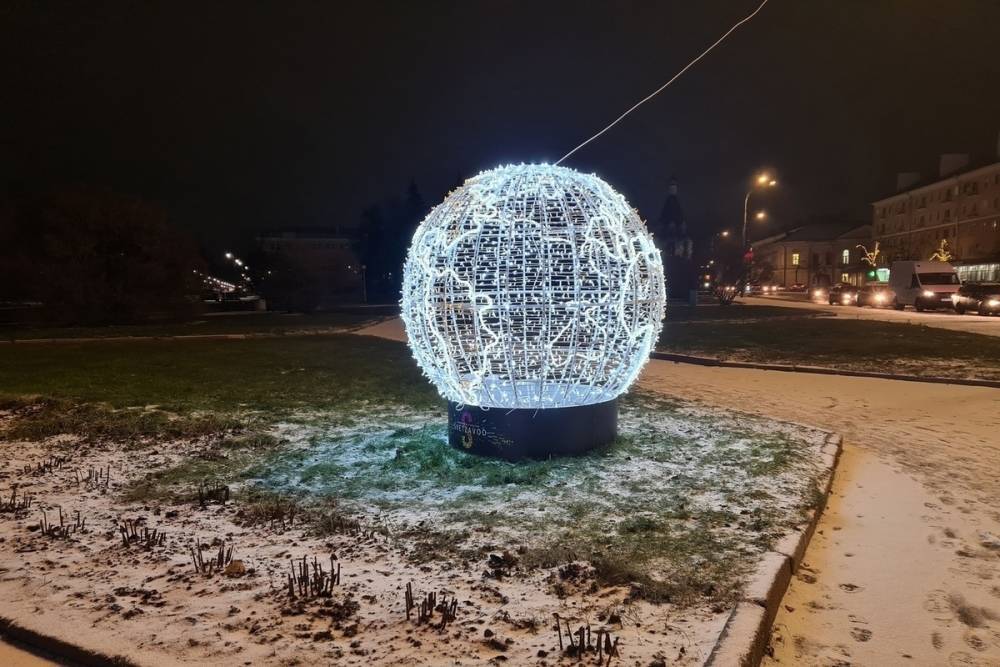 Новогодняя инсталляция Земной шар появилась в центре Пскова