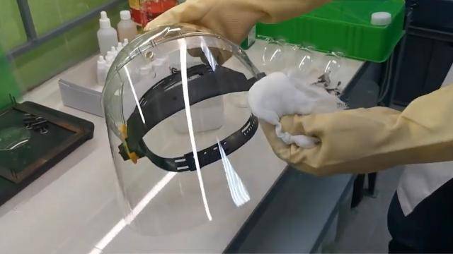 Японские ученые назвали лицевые щитки для защиты от коронавируса бесполезными
