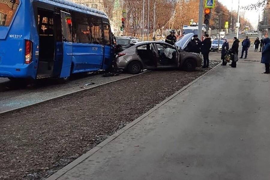 ДТП с участием трех машин и автобуса произошло на западе Москвы