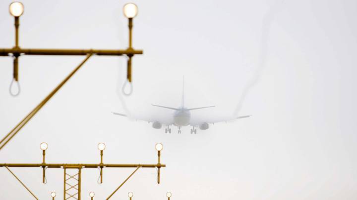 В Иркутском аэропорту самолет совершил экстренную посадку