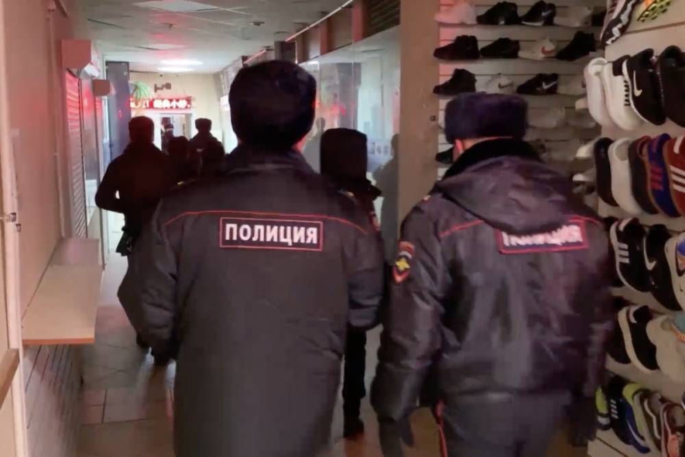 Петербургские полицейские изъяли на Апраксином дворе поддельных сигарет на 13 млн рублей