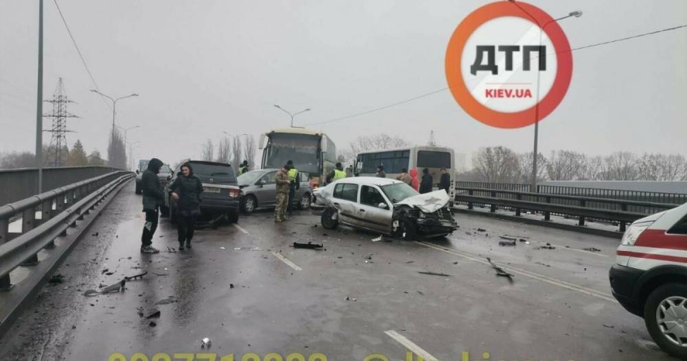 Гололед в Киеве: за прошлые сутки зафиксировали 503 ДТП и низкую скорость