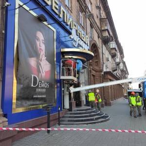 В центре Запорожья демонтировали рекламу ювелирного магазина «Луидор». Фото