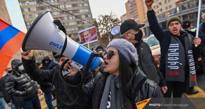 Он должен уйти: противники Пашиняна проводят в центре Еревана "Марш достоинства"