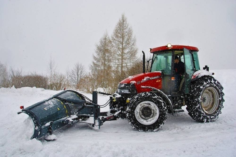 28 бригад рабочих задействовали для уборки псковских дорог от снега