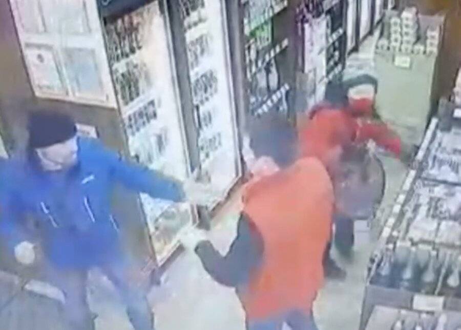 Двоих мужчин задержали за нападение на продавца магазина в Москве