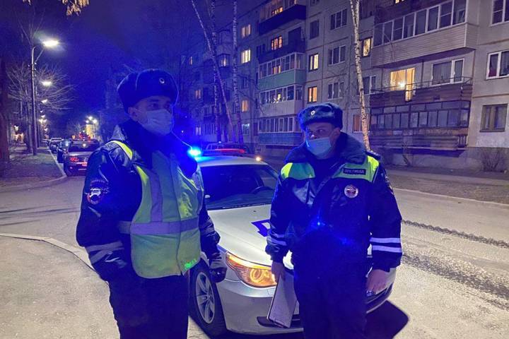 Дорожные полицейские спасли от огня автомобили в Пскове