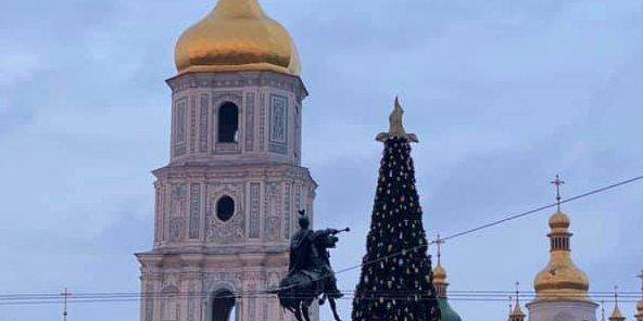«Рождество или Хэллоуин?». ПЦУ и протестанты раскритиковали «колдовскую шляпу» на главной елке Украины