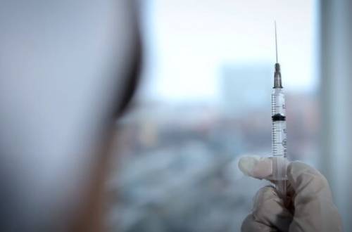 Кому повезет первым получить вакцину от «ковида» в Украине: названы списки