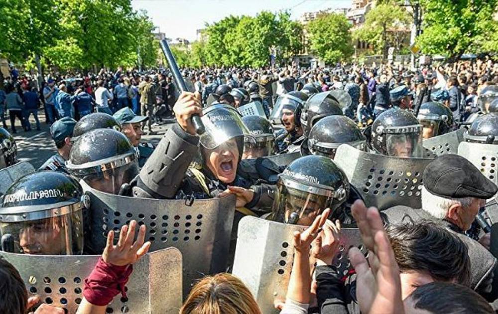 Ситуация в протестующем Ереване обострилась - в потасовке на митинге серьезно пострадали люди