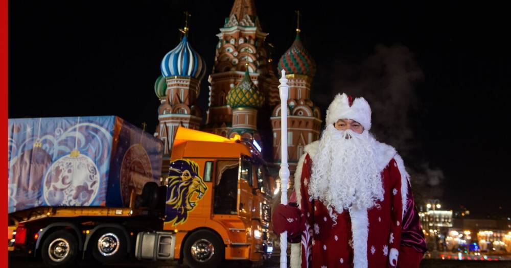 В Московский Кремль привезли главную новогоднюю елку