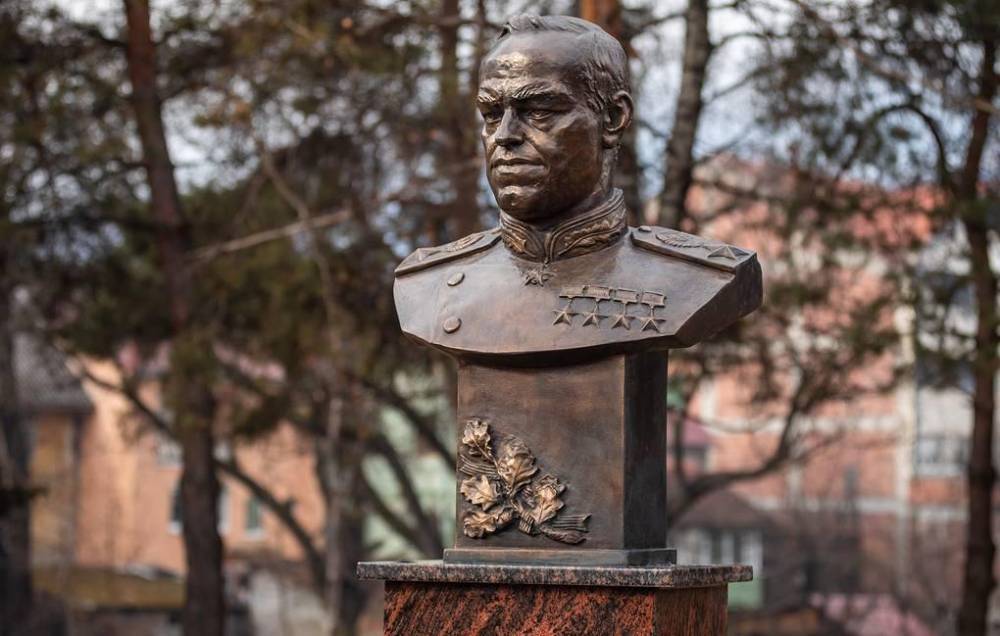 Памятник маршалу Жукову открыли в Черногории в честь 75-летия Победы