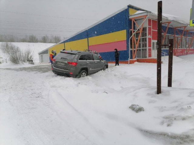 В Кузбассе сотрудники ГИБДД пришли на помощь жителю Новосибирска