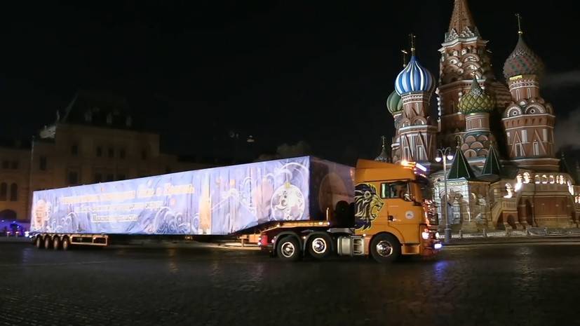 В Кремль привезли главную новогоднюю ель страны — видео