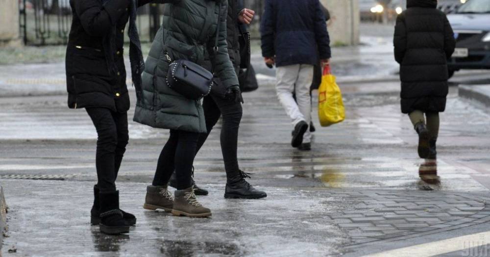 Скользко будет везде: синоптики предупреждают украинцев о гололеде на дорогах 12 декабря
