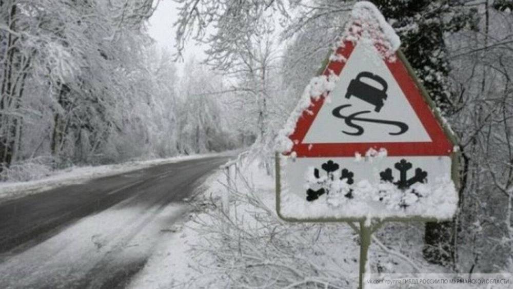 Сразу девять машин "поскользнулись" в снежную погоду на трассе под Ростовом