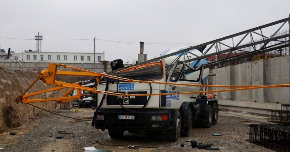 В Днепре строительный кран упал на бетономешалку: есть погибший