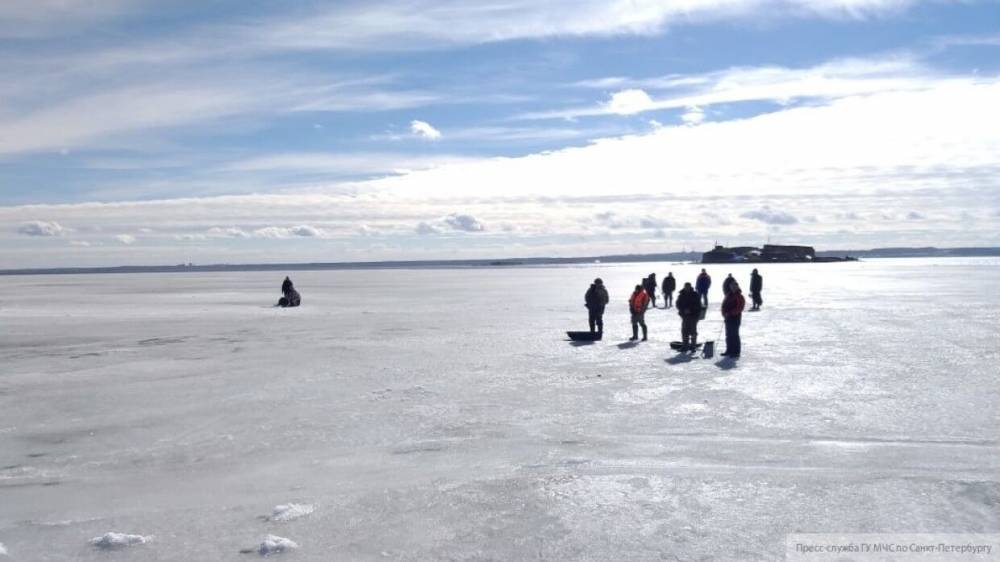 Сотрудники МЧС выгоняют петербуржцев с тонкого льда в Парке 300-летия