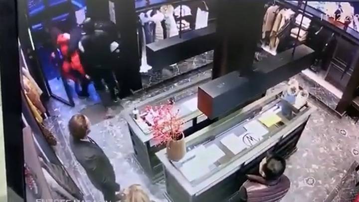 Дерзкие налетчики ограбили премиальный бутик в центре Парижа. Видео