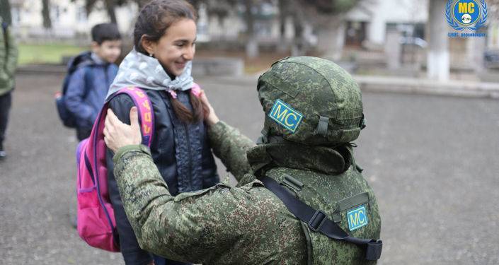 Российские миротворцы и карабахские дети налаживают контакты