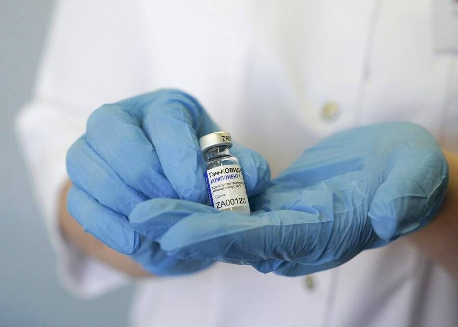 Предположительно вакцина "Спутник V" будет защищать около двух лет – Гинцбург