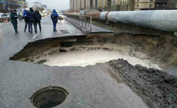 Стала известна причина провала дороги на улице Харьковской