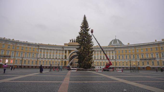 На главной елке Петербурга на Дворцовой зажгли первые огни