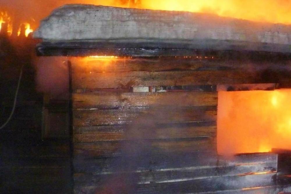 Под утро в Ивановской области сгорели баня и бытовка на пилораме - есть пострадавший