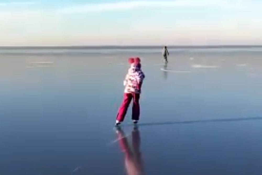 Жители Рыбинска обновили лед Рыбинского водохранилища.