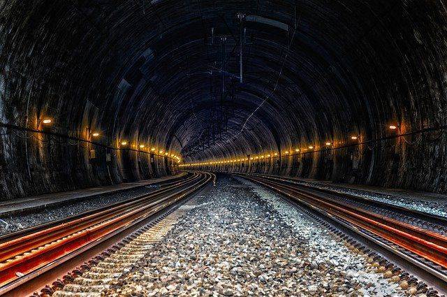 На московской станции метро «Сокол» мужчина погиб после падения на рельсы