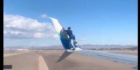 В аэропорту Лас-Вегаса мужчина забрался на крыло пассажирского самолета перед вылетом — видео