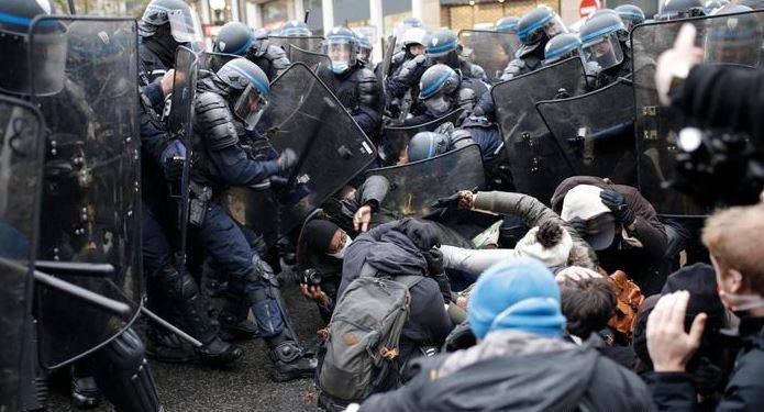 В Париже не утихают акции протеста, задержаны свыше 140 человек