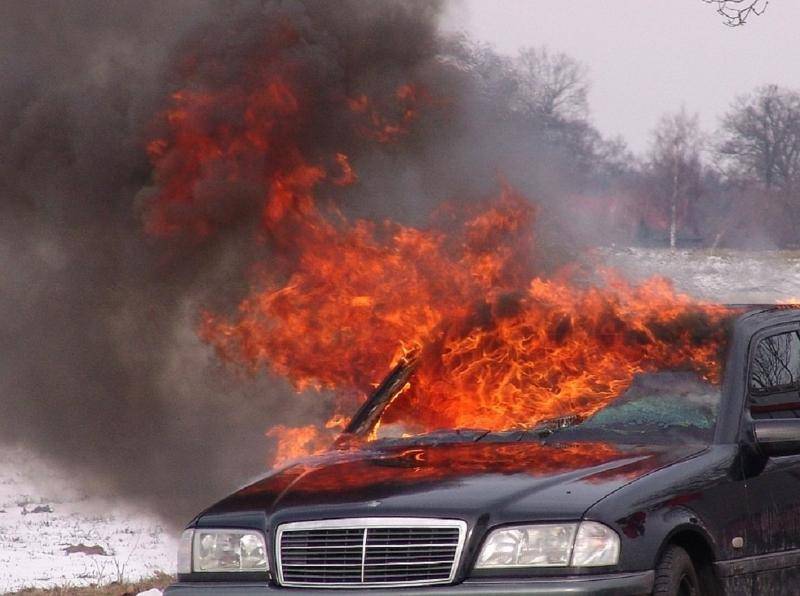В Смоленской области пламя охватило машину
