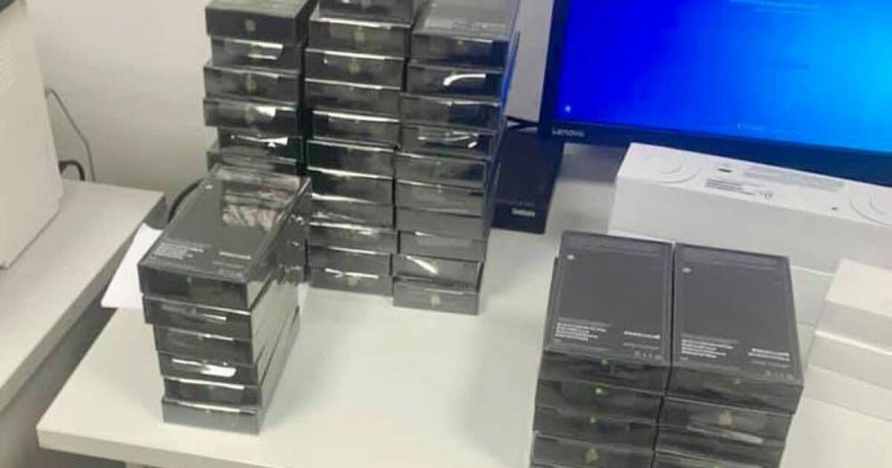 45 новых телефонов: в аэропорту “Борисполь” таможенники пресекли контрабанду iPhone 12