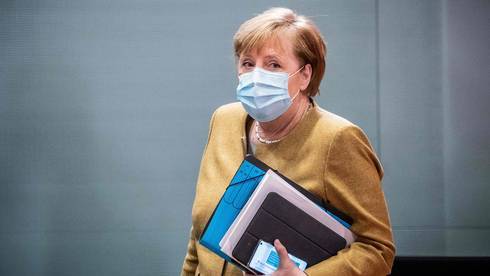 Ситуация в Германии вышла из-под контроля: Меркель вводит карантин