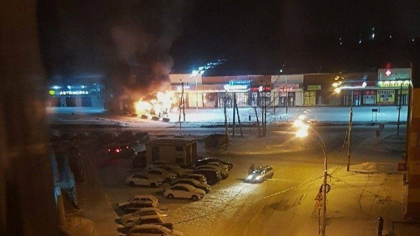 Видео: в Новосибирске вспыхнул киоск с пиротехникой