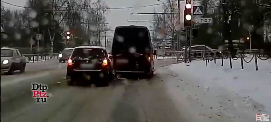 Иномарка пробила бампер микроавтобуса на перекрестке в Петрозаводске (ВИДЕО)