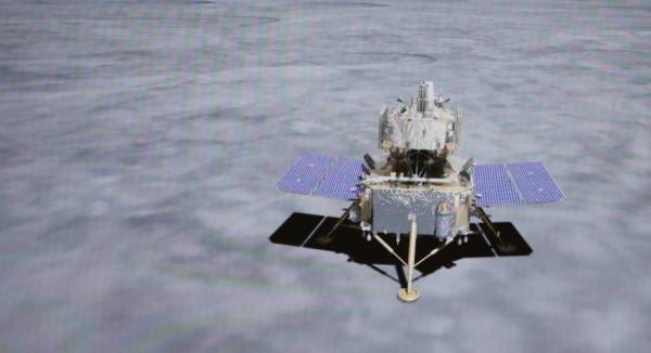 Китайский зонд "Чанъэ-5" начал переходить с лунной орбиты на земную