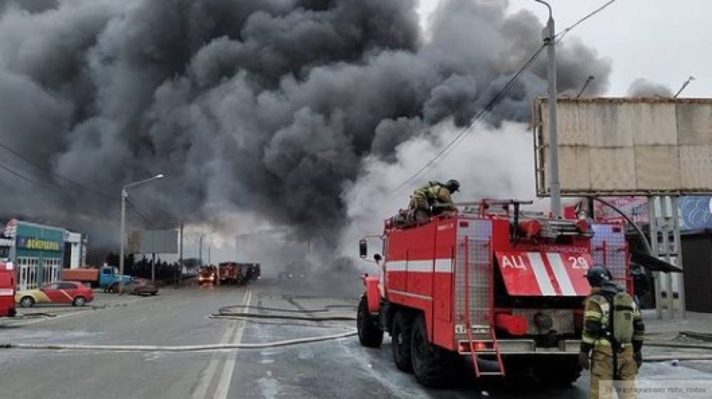 Большегруз загорелся у гипермаркета в Казани