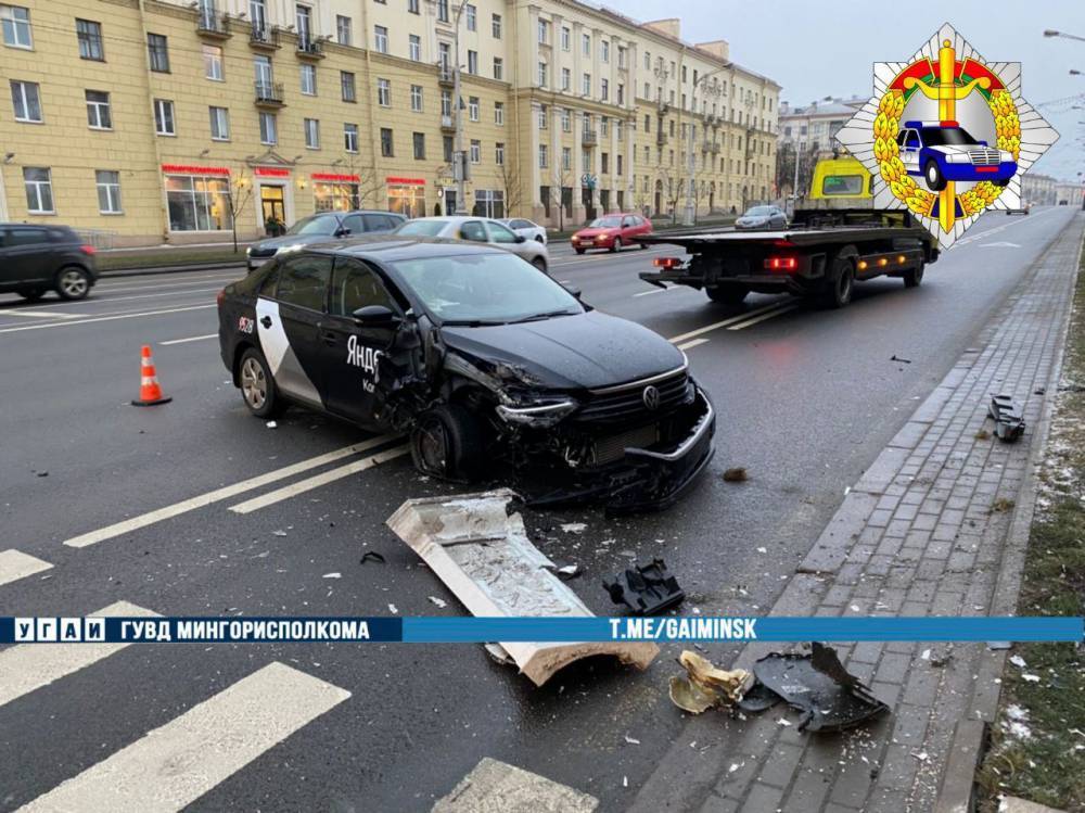 В Минске таксист уснул за рулем и врезался в столб — пассажир доставлен в больницу