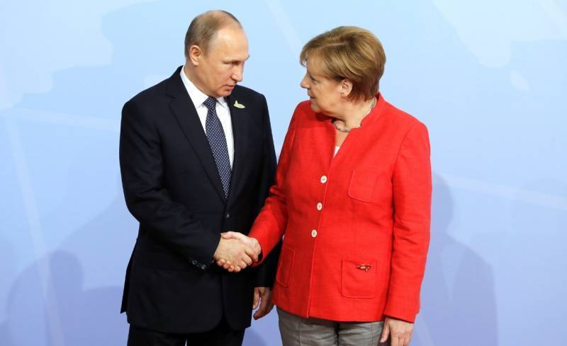 Политолог: Меркель пообещала Путину, что Россию не отключат от SWIFT