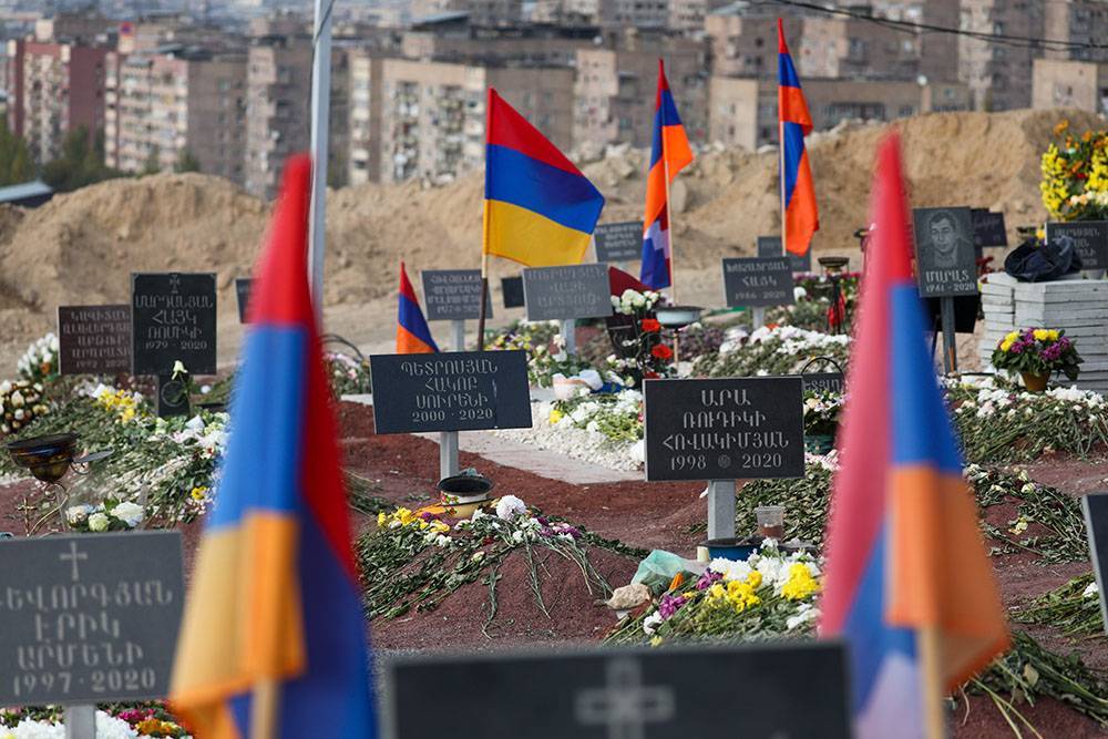Пашинян объявил в Армении трехдневный траур по погибшим в Карабахе