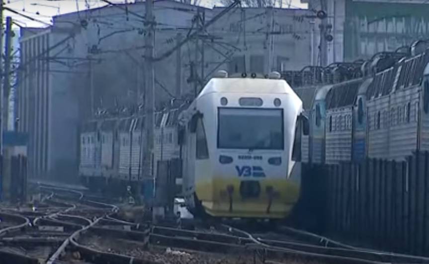 Придется менять планы: из-за непогоды "Укрзализныця" предупредила о задержке поездов