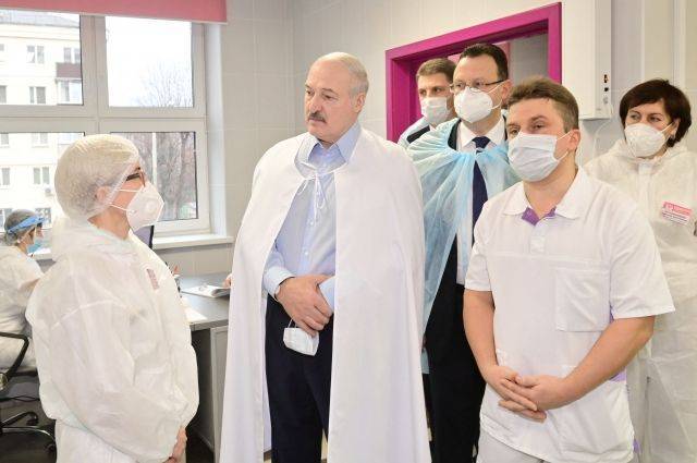 Лукашенко напоил водой пациентку в больнице для заболевших коронавирусом