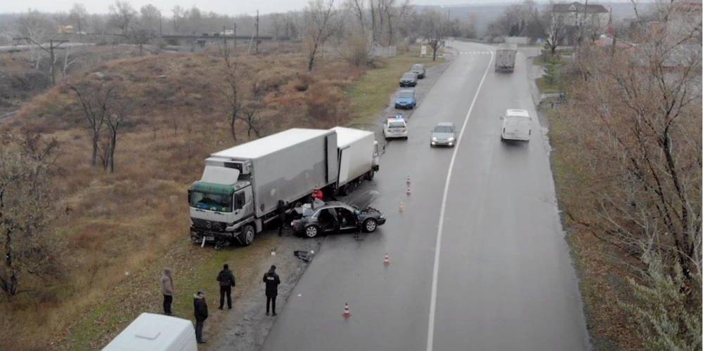 Двое пострадавших: в Днепре легковой автомобиль столкнулся с фурой