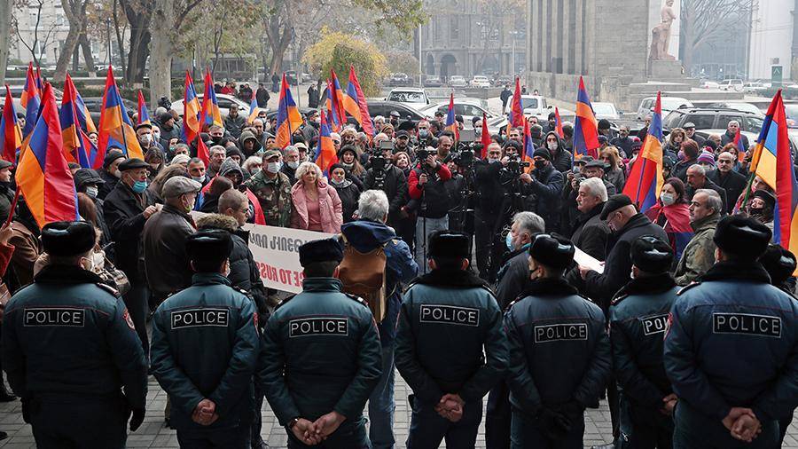 В Ереване оппозиция вышла на шествие за отставку Пашиняна