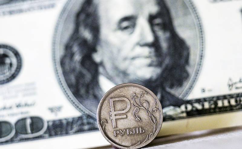 Курс доллара отступает: эксперт сказал, что может остановить рост рубля