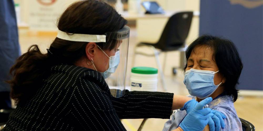 Вакцинация от коронавируса: в Канаде первой прививку получила работница дома престарелых