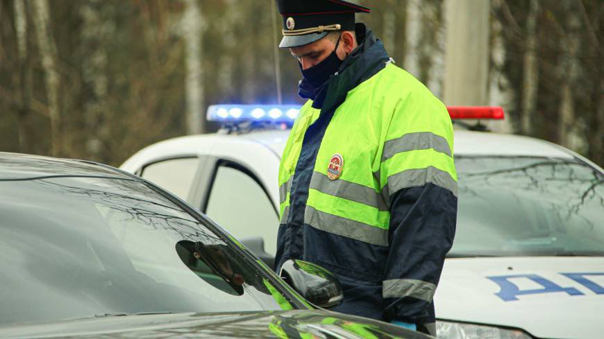 В Приморье оштрафовали водителя, протащившего автоинспектора на машине