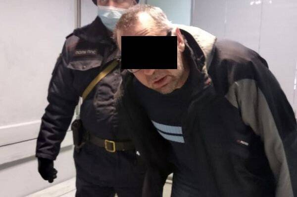 В Екатеринбурге мужчина избил педиатра, перепутавшего квартиру